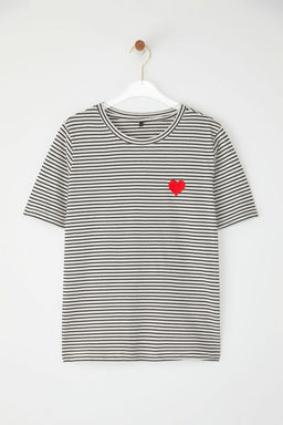 TRENDYOLMILLA Siyah Kalp Nak?sl? Regular/Normal Kal?p Orme T-Shirt TWOSS25TS00141  фото 5
