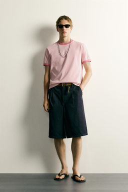 CAMISETA REGULAR FIT RIBETE CONTRASTE / Rosa claro