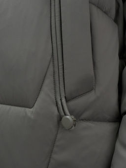 Пальто зимнее утепленное с мехом и капюшоном тренд темно-зеленого цвета 7630TZ - Visdeer фото 6