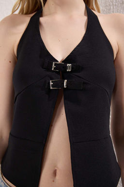 Trendyolmilla Siyah Kemer Toka Detayl? Halter Yaka Dokuma Dokuma Bluz TWOSS25BZ00500