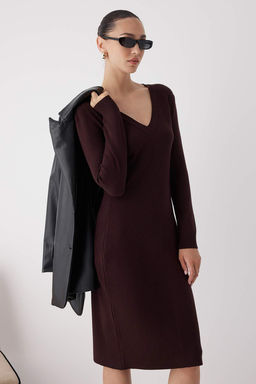 Kahverengi Wardrobe Essentials Premium Iplik/Ozel Iplik V Yaka Midi Triko Elbise TWOAW26EL00007 - Trendyolmilla фото 2