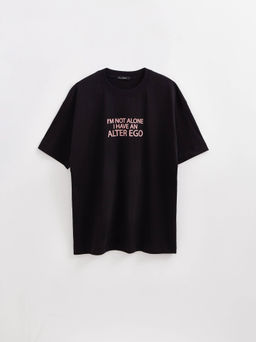 CONTE Удлиненная oversize-футболка из хлопка с рисунком Alter ego LD 2702 black-alter ego