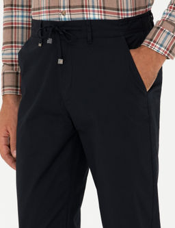 Темно-синие парусиновые брюки морковного кроя