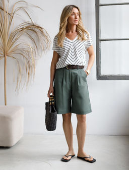 Шорты-бермуды с защипами