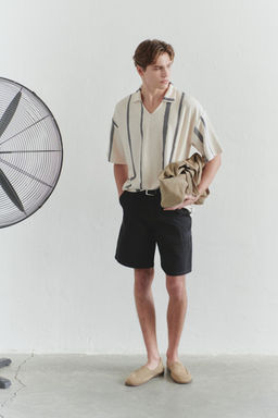 TRENDYOL MAN Limited Edition Erkek Siyah Gabardin Brit Kapamal? Yan Cep Detayl? Sort & Bermuda TMNSS25SR00026