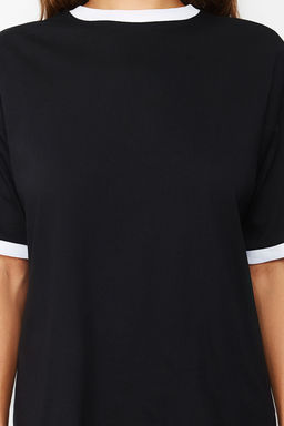 Siyah %100 Pamuk Kontrast Yaka ve Serit Detayl? Oversize/Rahat Kesim Orme T-Shirt TWOSS24TS00052