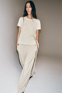 CAMISETA ABERTURA HEBILLA / Beige