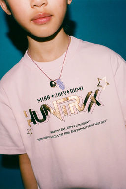 CAMISETA ESTAMPADO KPOP DEMON HUNTERS NETFLIX  / Rosa - Zara фото 2