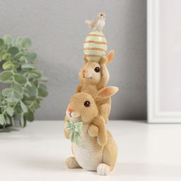 Фигурка полистоун Пирамидка: Зайчики с пасхальным яичком и птичкой, 8.5?6?17.5 см