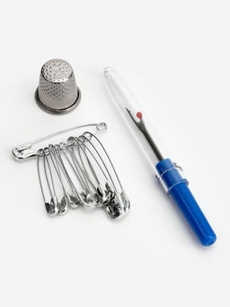 Швейный набор 31 предмет в пластиковой коробке 7,5*7,5*2,5 АУ