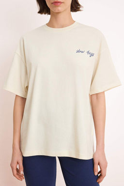 Ekru Slogan Oversize Bisiklet Yaka K?sa S?rt Bask?l? Uzun Tok %100 Pamuk Orme T-Shirt TWOSS26TS00089