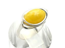 Кольцо с янтарем С925 овал 15*10мм цв.молочный размер 17, 2,8г