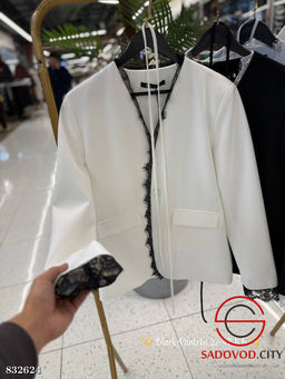 Пиджак с гипюровыми вставками