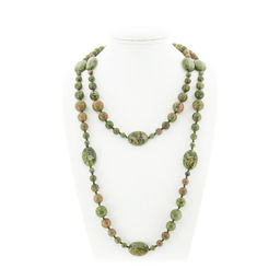 Унакит (ЮАР), разноразмерные круглые с плоскими овалами 18х25мм, бусы "Стихия", длина бус 138см