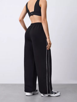 Спортивные брюки с декоративными кантами