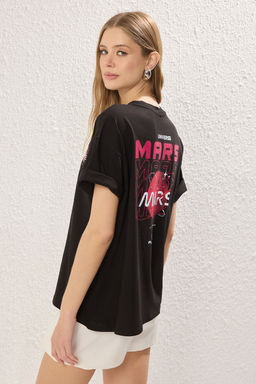 TRENDYOLMILLA Siyah %100 Pamuk Galaksi On Arka Bask?l? Oversize/Genis Kal?p Orme T-Shirt TWOSS25TS00151 фото 4