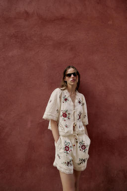 SHORTS FLORES BORDADAS / Crudo