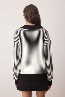 Siyah Cizgili Kalp Nak?sl? Oversize/Genis Kal?p Orme Sweatshirt TWOAW26SW00003 - Trendyolmilla фото 4