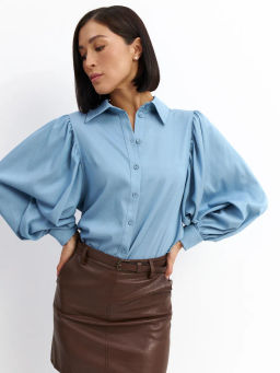 Блузка с объемным рукавом из тонкой джинсы голубой