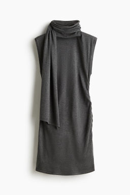Vestido con cuello fular