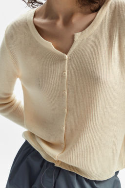 Кардиган однотонный на пуговицах