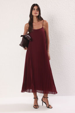 TRENDYOLMILLA Siyah Duz Y?rtmacl? Maxi Piliseli A-line Esnek Orme Elbise TWOSS25EL00170