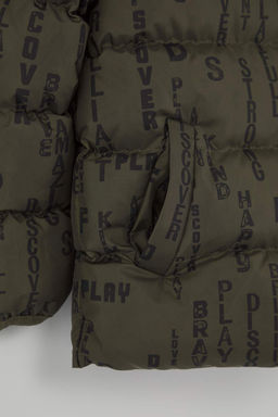 Haki Geometrik Bask?l? Kal?n Kapusonlu Regular Erkek Cocuk Mont TKDAW26MO00010 - Trendyolmilla фото 2