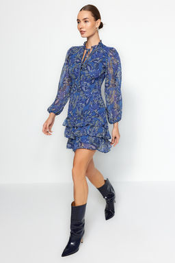 TRENDYOLMILLA Siyah Etegi Belden Ac?lan Dik Yaka Sifon Astarl? Dokuma K?sl?k Elbise TWOAW24EL00571