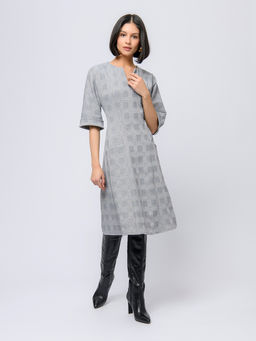 Платье серого цвета длины миди с бежевой клеткой и рукавами 3/4 - 1001dress фото 2