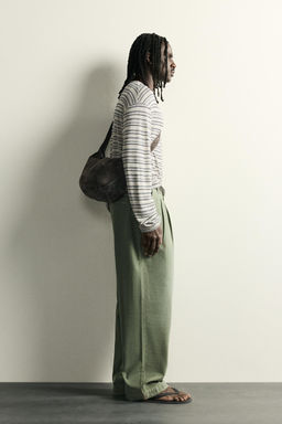 PANTAL?N CHINO BAGGY FIT PLIEGUES / Verde medio