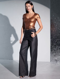 Футболка облегающая из хлопка в рубчик с V вырезом и матовым покрытием металлик - Vilatte фото 5