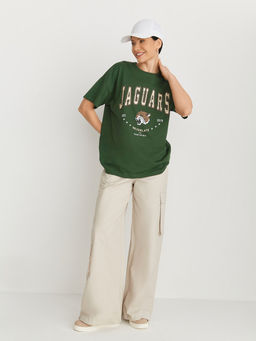 =Женская оверсайз футболка со спущенным плечом и оригинальным принтом JAGUARS - NEVERLATE фото 5