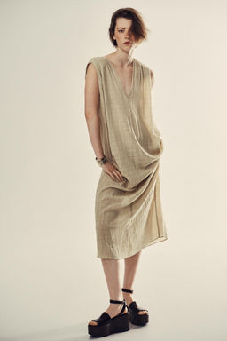 VESTIDO MIDI GASA EFECTO ARRUGADO / Ceniza