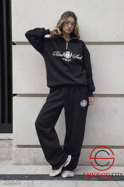 Спортивный женский костюм