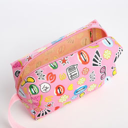 Косметичка на молнии, с ручкой, маленькая, с рисунком Kiss, розовая - Simaland фото 3