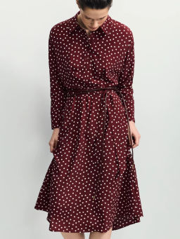 Приталенное платье с принтом в горошек / Zarina