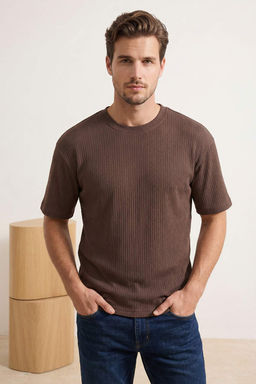 Kahverengi Dusuk Omuz Regular Fit Dokulu T-Shirt TMNSS26TS00005