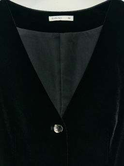 Приталенный жилет из бархата / Zarina