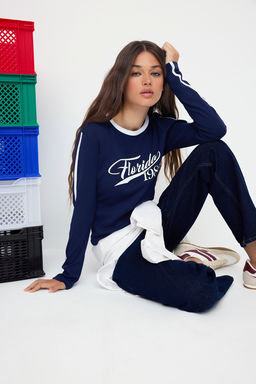 Lacivert Slogan Bask?l? Serit Detayl? Vucuda Oturan Bisiklet Yaka Esnek Orme T-Shirt TWOAW26TS00015