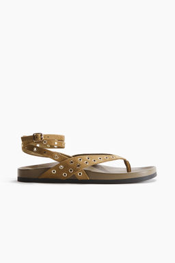 Sandalias con ojales decorativos