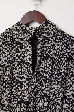 Siyah Geometrik Desenli Etegi Belden Ac?lan Sifon K?sa / Mini Dokuma Elbise TWOAW26EL00300