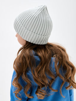 Светло-серая вязаная шапка