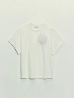 Футболка с брошью из перьев / Zarina