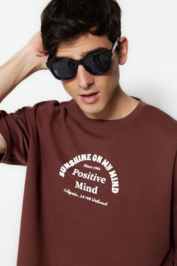 TRENDYOL MAN Oversize/Genis Kesim Bisiklet Yaka K?sa Kol Yaz? Bask?l? Pamuklu Kal?n T-Shirt TMNSS23TS00083
