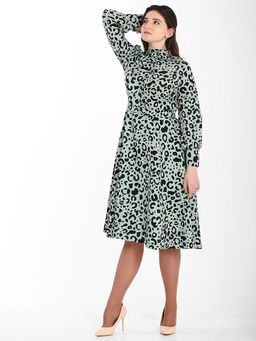 Платье леопардовое женское зеленое - Almond фото 2