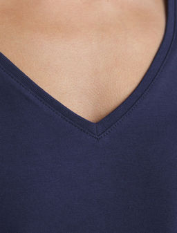 Футболка с V-вырезом и цельнокроеным рукавом из премиального хлопка - Vilatte фото 2
