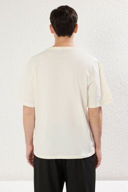 TRENDYOL MAN Ekru Unisex Oversize/Genis Kesim Bisiklet Yaka Yaz? Nak?sl? K?sa Kollu T-Shirt TMNSS25TS00023 - Trendyolmilla фото 3