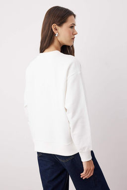 Ekru Nak?sl? Regular/Normal Kal?p Orme Sweatshirt TWOAW26SW00011 - Trendyolmilla фото 4