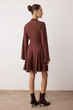 Kahverengi Etegi Belden Ac?lan Kusgozu Baglama Detayl? K?sa / Mini Dokuma Elbise TWOAW26EL00186 - Trendyolmilla фото 4