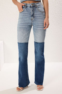 TRENDYOLMILLA Mavi Renk Bloklu Pacas? Kesikli Yuksek Bel Comfort Flare Jeans TWOSS25JE00023